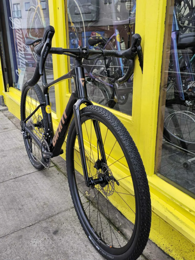 Giant Revolt Advanced 2 Gravel Bike In Gloss Carbon-4