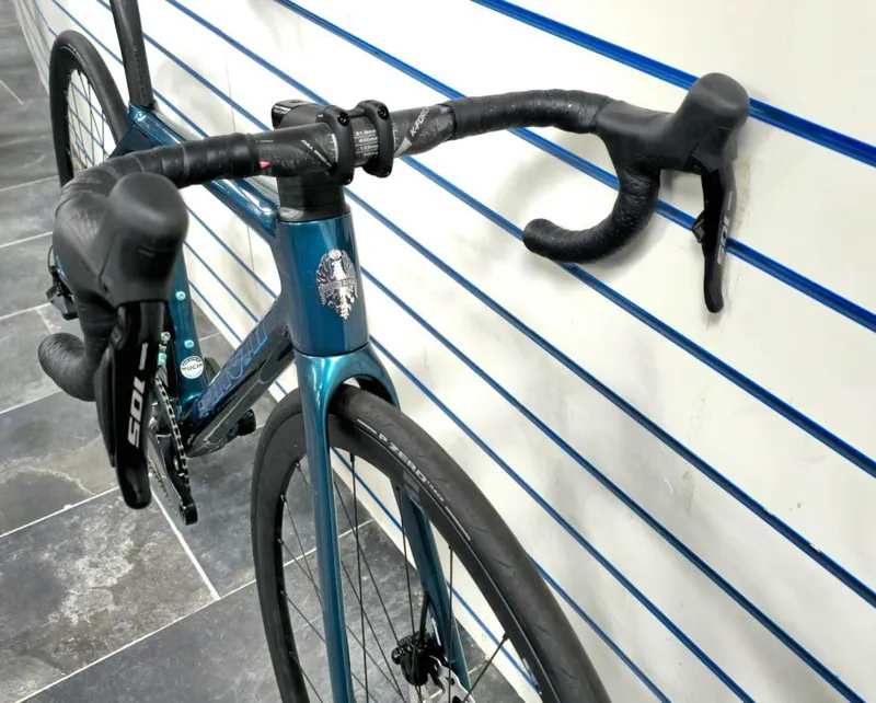 Bianchi Specialissima CV Shimano 105 Di2 Disc R 400 Alloy Wheels Road Bike Dark Green Size 47cm-2